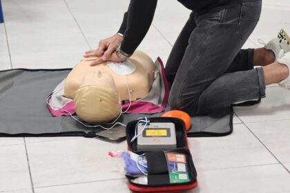 Projeto NUMAPLUS forma colaboradores de farmácias no Algarve em Suporte Básico de Vida, com o objetivo de as tornar pontos estratégicos em emergências cardiovasculares.