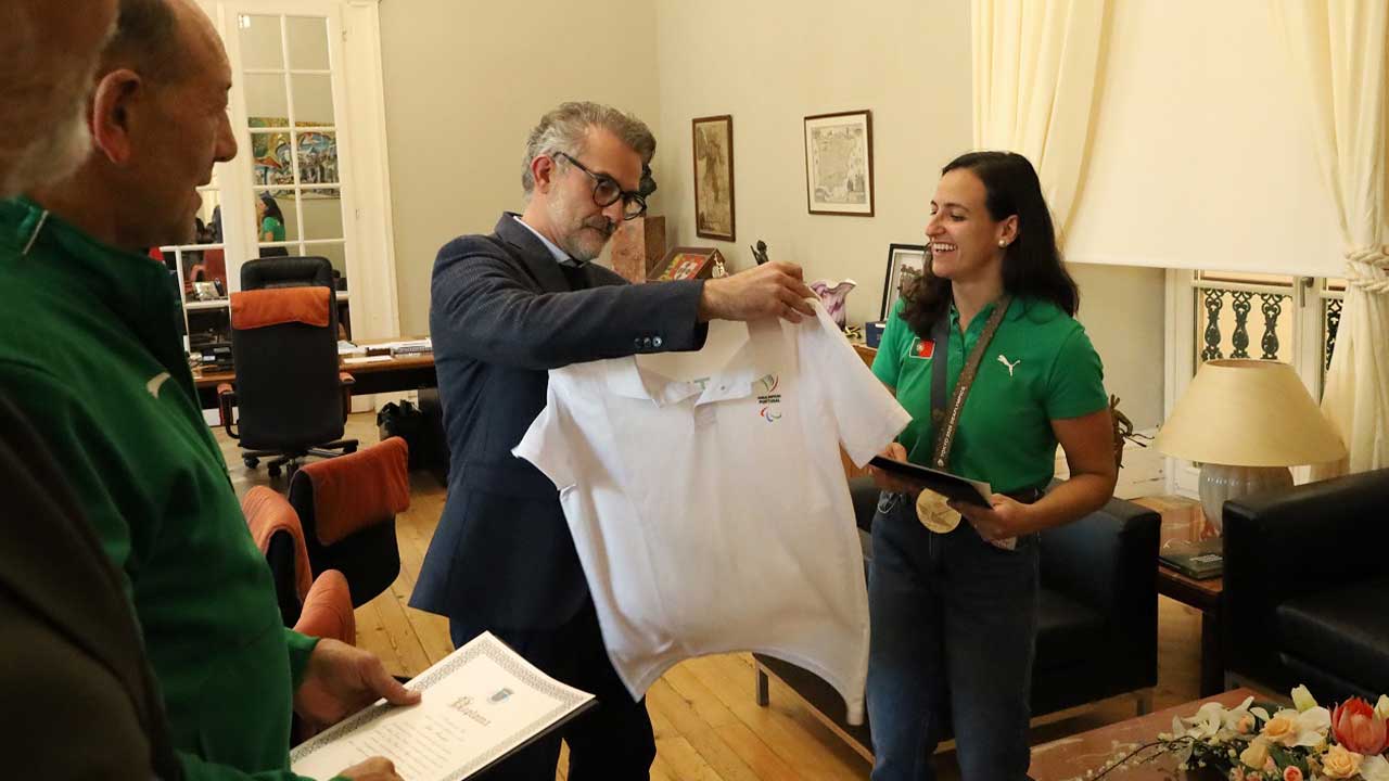 Faro destaca mérito de Joana Santos após novo título em judo e lança apelo nacional por equidade para atletas surdolímpicos e melhores condições no país.