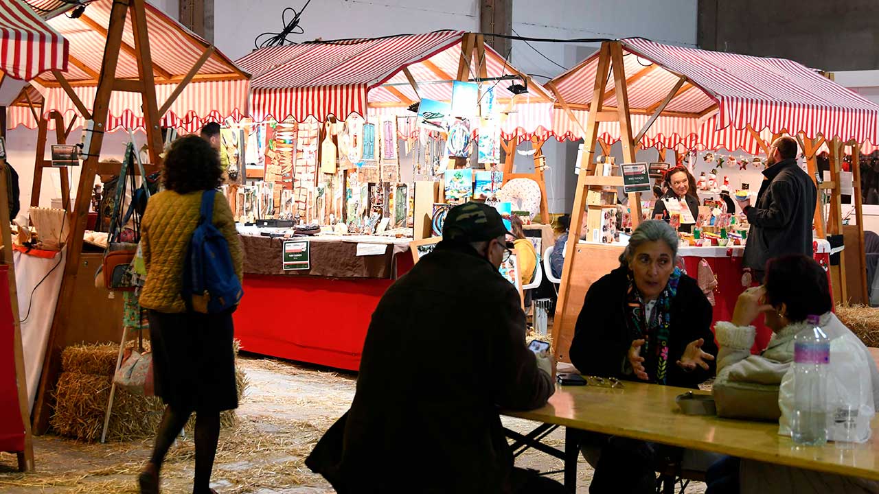 Feira de Natal de Loulé reúne artesãos e produtores da Serra do Caldeirão com produtos típicos e animação para todas as idades de 6 a 8 de dezembro.