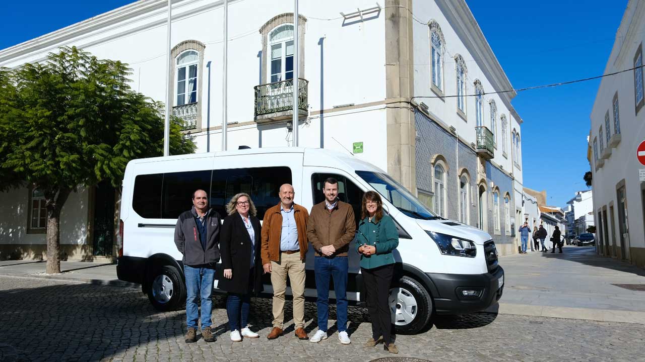 Nova viatura de 50 mil euros reforça frota municipal em São Brás de Alportel, melhorando transporte escolar e apoio a associações locais.