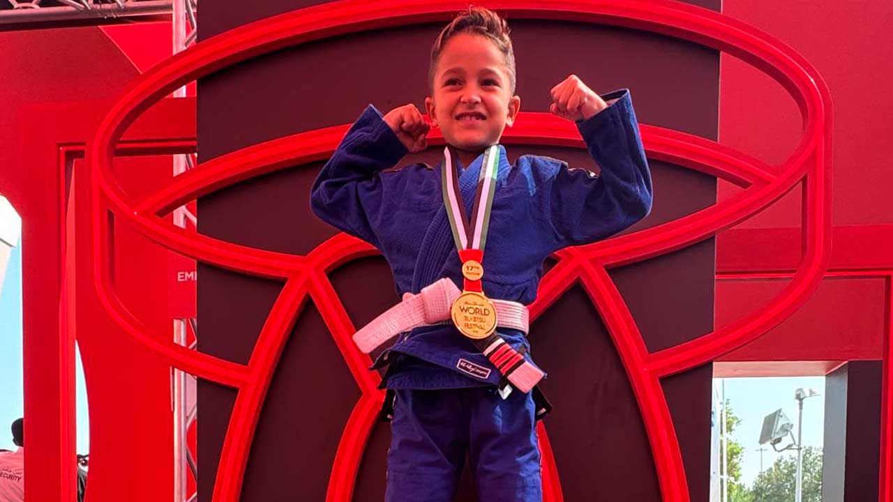 Atleta de sete anos da Al-Ulya Sports, em Loulé, conquista o ouro mundial em Abu Dhabi e revalida o título nacional, mostrando disciplina e talento excecional.