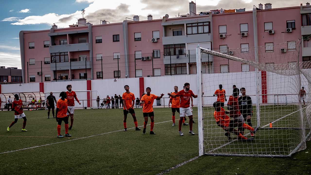 Lusitano FC assegura presença na Fase de Subida da Liga Algarve com vitória de 5–0 sobre Sambrasense, consolidando liderança na Série 3.