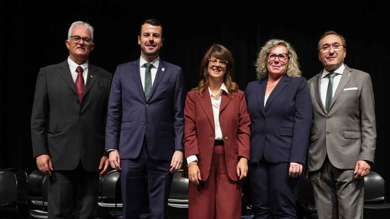 Tomada de posse de Marlene Guerreiro como presidente da Câmara de São Brás de Alportel, primeira mulher a assumir o cargo, foi histórica.