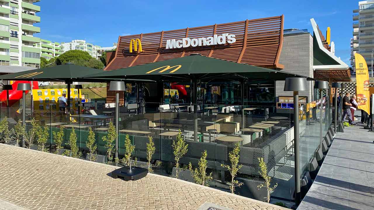 O novo McDonald’s Quarteira abre na Avenida Francisco Sá Carneiro, oferece McDrive, e é o 216.º restaurante da marca em Portugal.