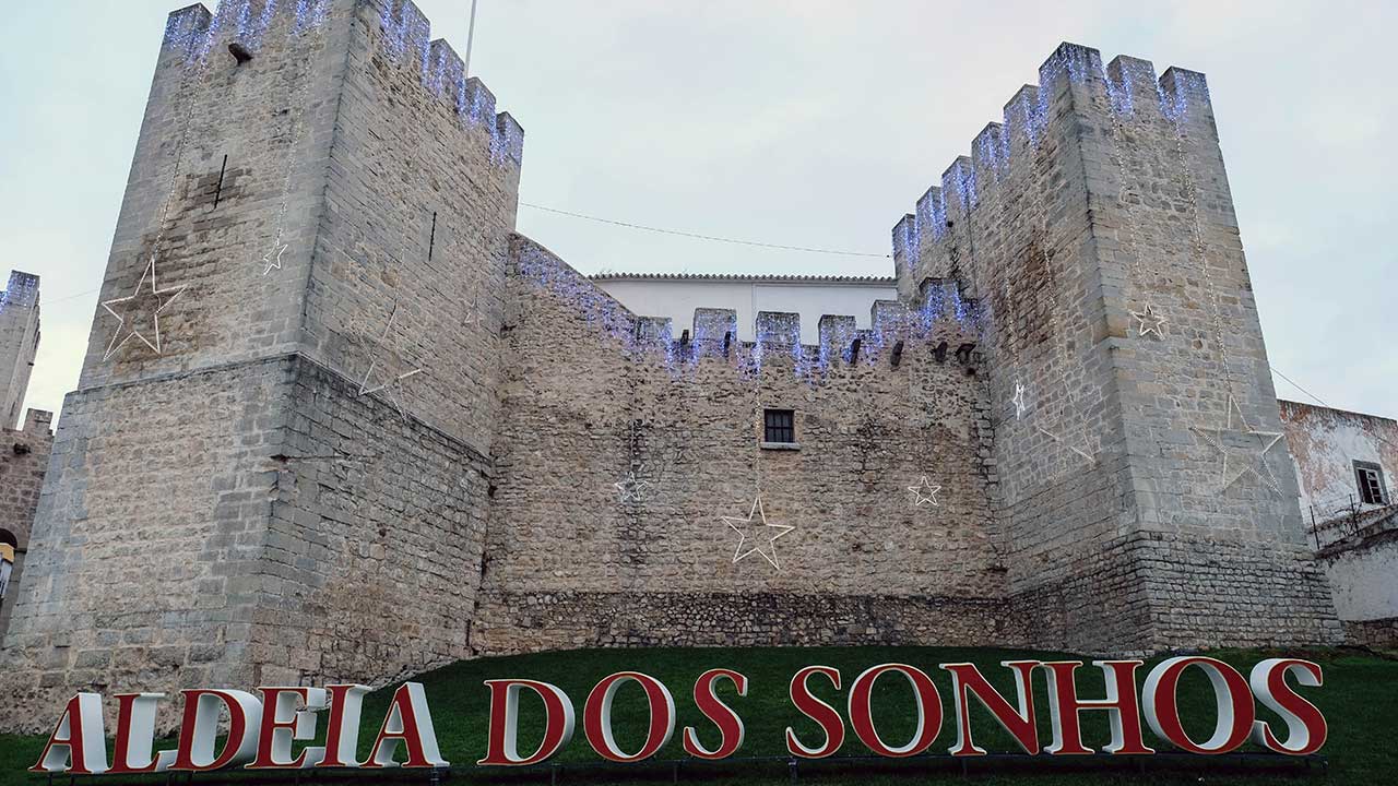 Aldeia dos Sonhos anima Natal em Loulé com boneco de neve gigante, desfiles e atividades que passam também por Quarteira e Almancil, até 6 de janeiro.
