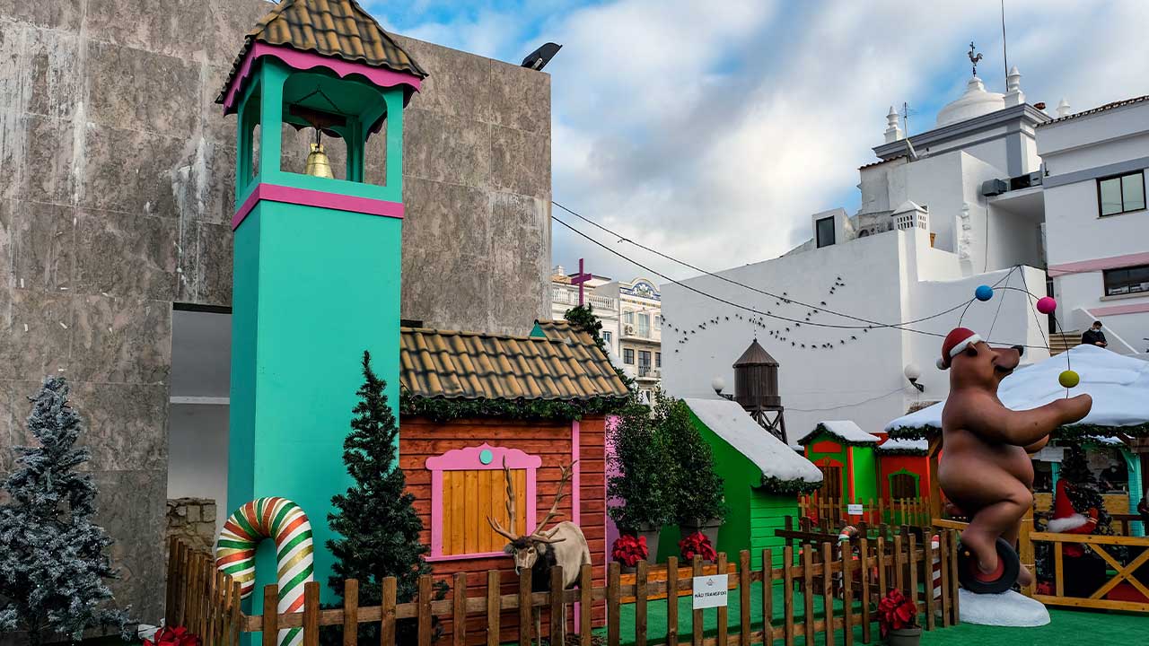 Aldeia dos Sonhos anima Natal em Loulé com boneco de neve gigante, desfiles e atividades que passam também por Quarteira e Almancil, até 6 de janeiro.