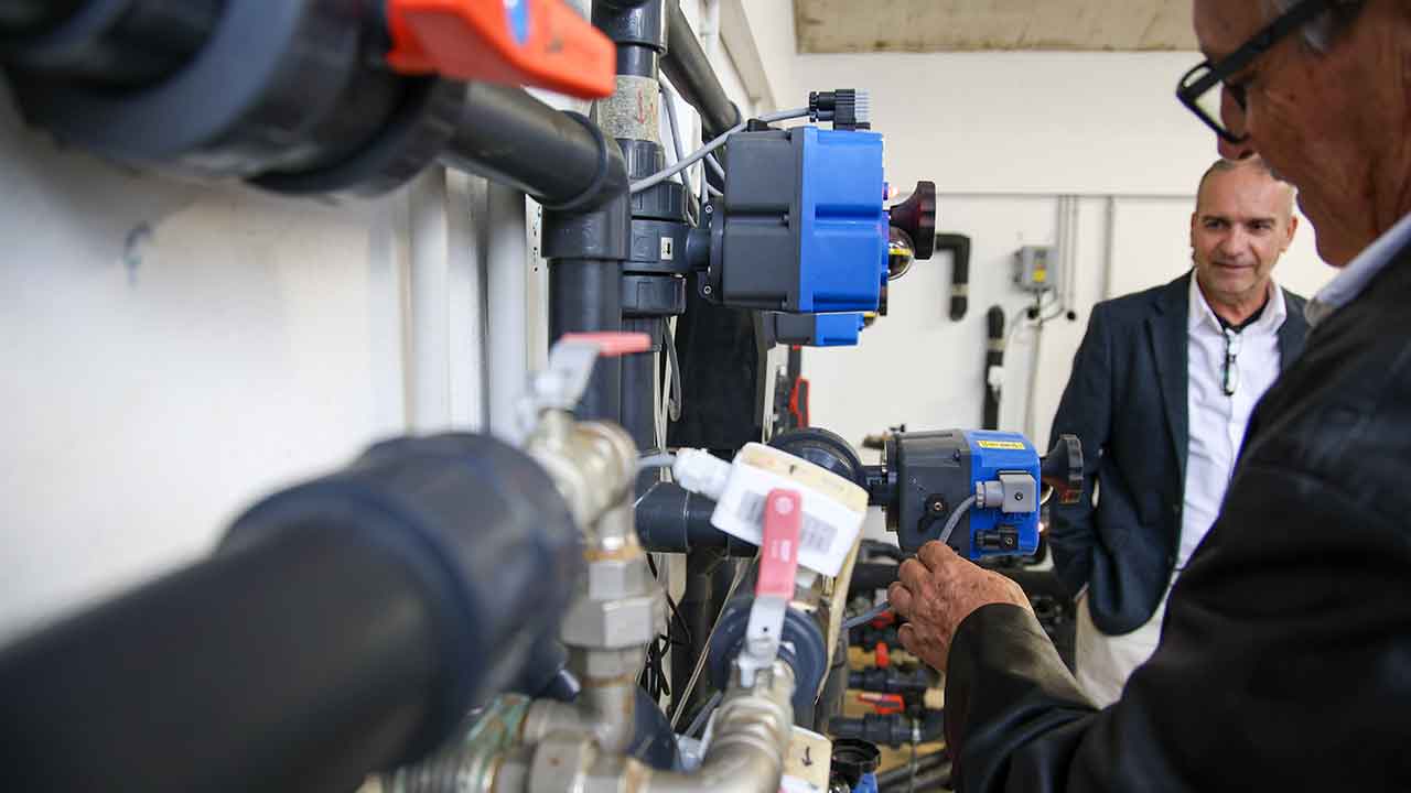 Consórcio que une empresa algarvia líder de mercado à investigação e desenvolvimento na Universidade do Algarve procura solução viável para usar água do mar nas piscinas convencionais. Projeto avança com o apoio do Programa Regional ALGARVE 2030.