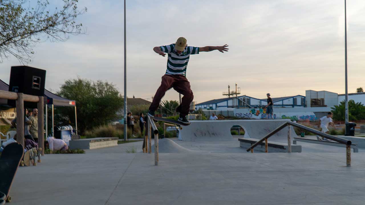 O Skate Parque de Olhão foi palco, no sábado, dia 8 de novembro, de um dia repleto de energia, talento e boa disposição, com o Campeonato & Skate Meeting a revelar-se «um verdadeiro sucesso».