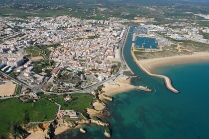 Pacote fiscal Lagos 2026 mantém taxas reduzidas de IMI e IRS e prorroga isenções para famílias e empresas, apoiando orçamentos no concelho.