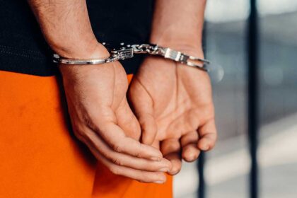 Tribunal de Faro aplica prisão preventiva a três suspeitos de tráfico de droga em Olhão. Restantes detidos ficam sujeitos a medidas de coação mais leves.