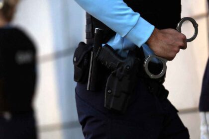 Cinco homens e uma mulher, com idades entre os 18 e os 38 anos, foram detidos por tráfico de droga e posse de arma proibida em Olhão, na terça-feira.
