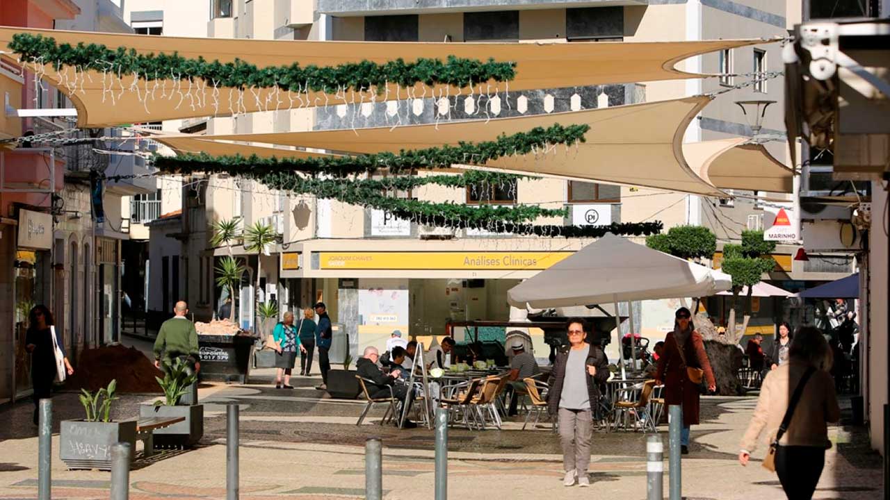 Câmara Municipal distribui vales de compras no valor de 15 euros a crianças e jovens, incentivando comércio local e animando o Natal em Portimão.