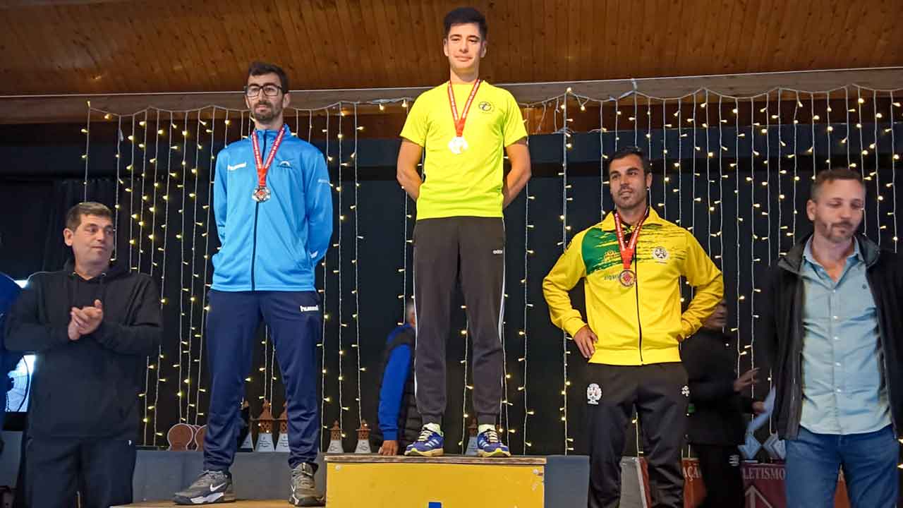 A Algarunners somou hoje pódios na Escalada do Cerro de São Miguel, em Olhão, com medalhas nos femininos e sub-23, reforçando o desempenho no Circuito Regional de Montanha 2025.