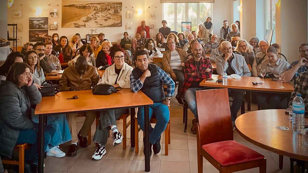Livro reúne 25 narrativas ficcionadas a partir de memórias recolhidas pela escritora Ana Sofia Brito junto da comunidade sénior de Albufeira.