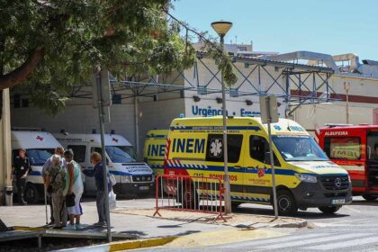 A burocracia excessiva e a falta de recursos humanos e materiais limitam o trabalho dos assistentes sociais hospitalares, conclui um estudo.