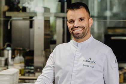 O restaurante Authentic, junto à Quinta do Lago, preparou menus especiais de Natal e Ano Novo, assinados pelo chef Ricardo Luz, para os dias 25, 26 e 31 de dezembro.