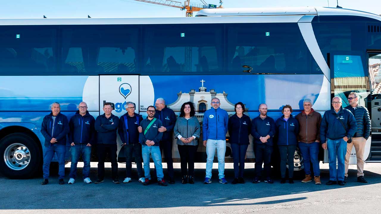 Município de Lagoa reforça frota com novo autocarro municipal, dedicado a Vasco Rocha Vieira, com foco em segurança, ambiente e transporte coletivo.