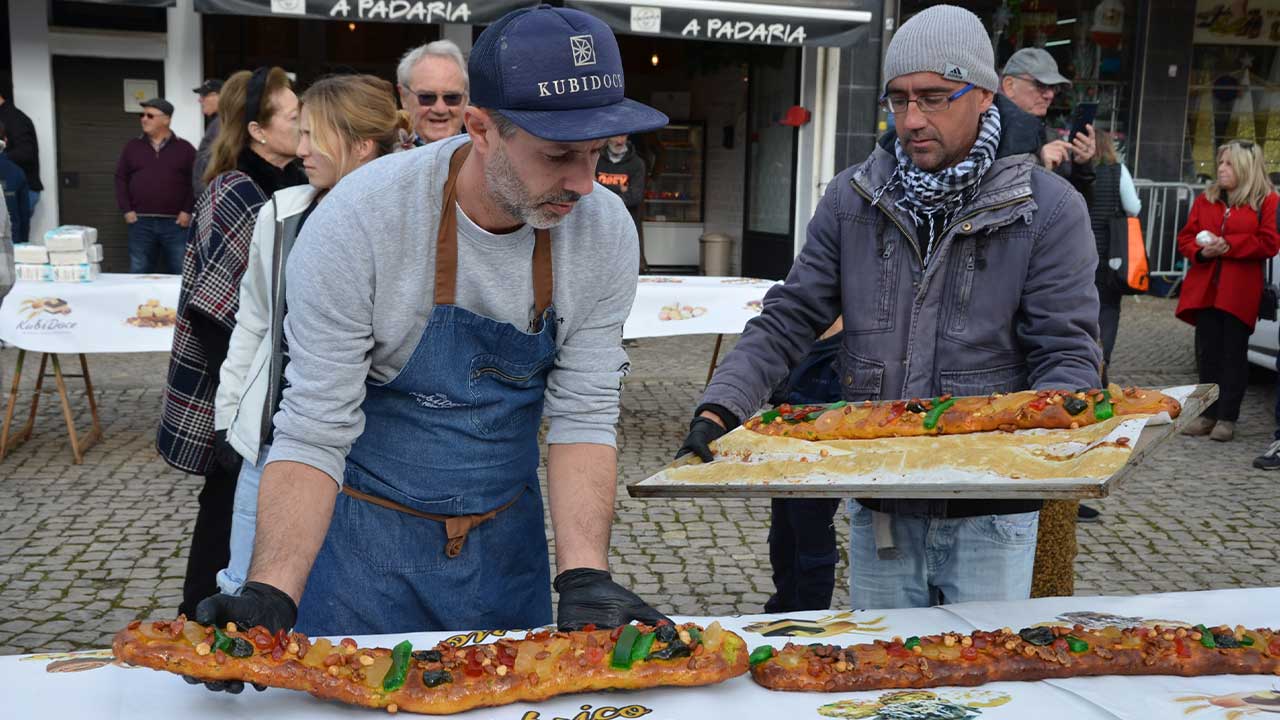 Vila Real de Santo António confeciona Bolo-Rei Gigante de 700 metros e 275 kg com tradição, música e solidariedade, no dia 14 de dezembro.