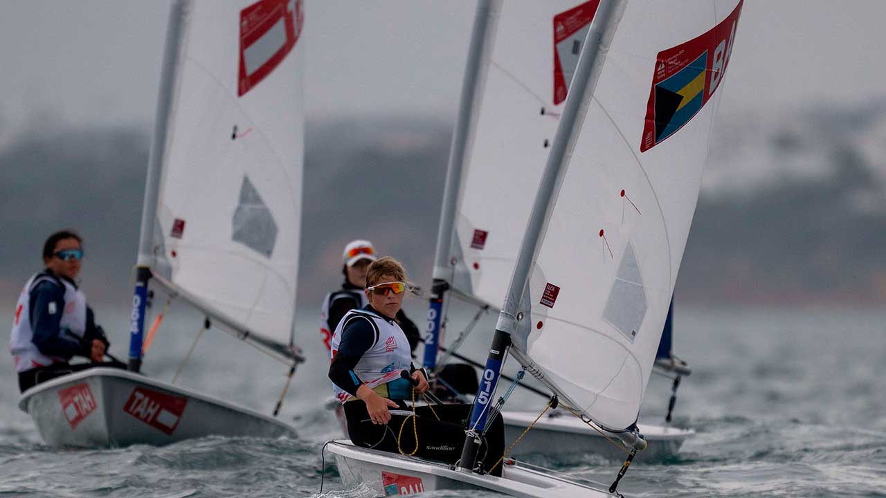 O segundo dia do Campeonato do Mundo de Vela da Juventude 2025 em Vilamoura ficou marcado por vento acima dos 30 nós e regatas condicionadas.