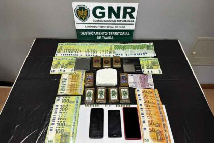 A GNR deteve em Castro Marim um homem de 34 anos com mais de 2300 doses de cocaína após um ano de investigação por tráfico nos concelhos de Castro Marim e Vila Real de Santo António.