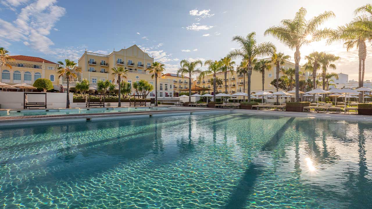 Domes Lake Algarve recebe prémio de Melhor Resort Familiar do Mundo 2025, destacando luxo mediterrânico e experiências exclusivas em Vilamoura.