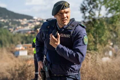 A GNR deteve um homem suspeito de tráfico de estupefacientes, em Vila do Bispo, e apreendeu cerca de 3.000 doses de drogas, na segunda-feira.