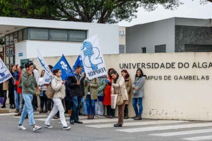 Docentes e investigadores concentram-se à entrada do Campus de Gambelas durante a Greve Geral.