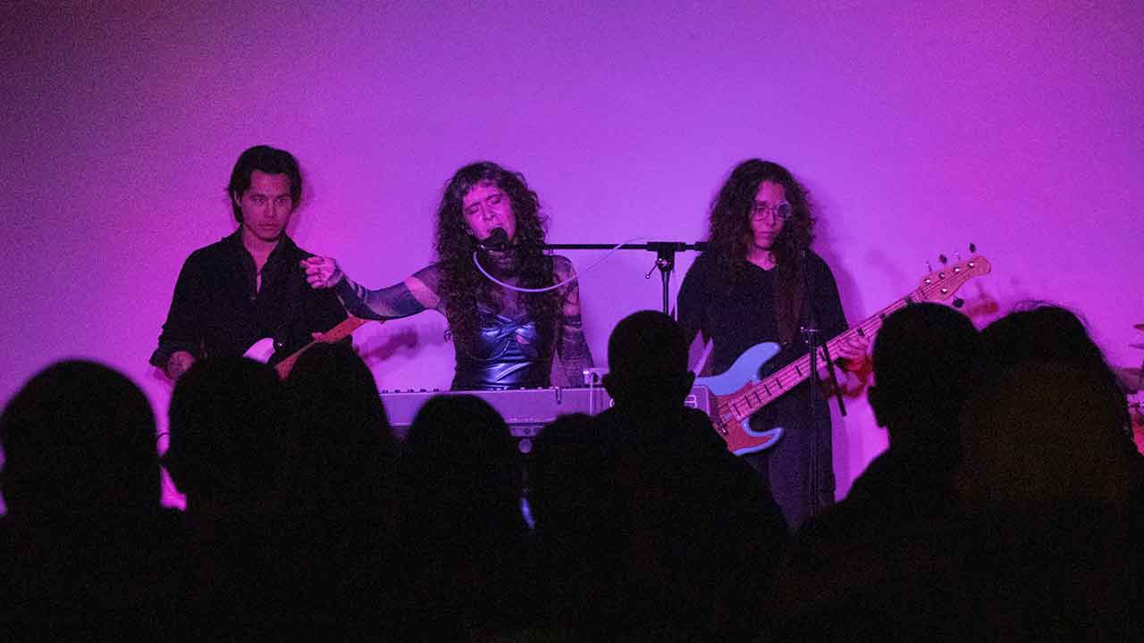O concerto de Inesh Bueno na Associação Recreativa e Cultural de Músicos, em Faro, está marcado para sexta-feira, 19 de dezembro, às 22h00.