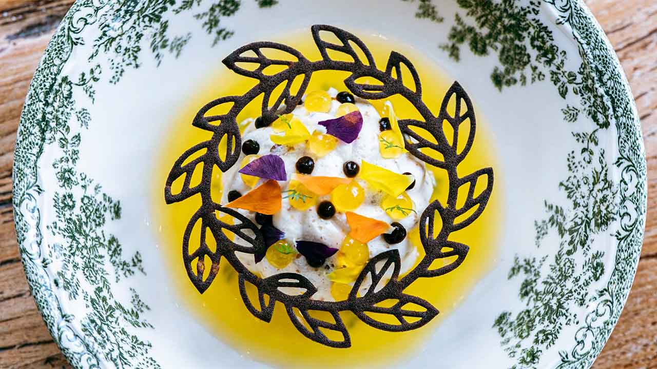 Livro percorre os 16 concelhos do Algarve com produtos identitários, receitas de chefs e investigação que reforçam a Dieta Mediterrânica no território.