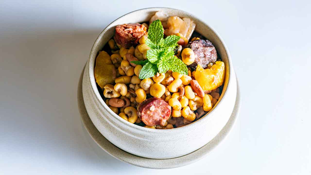Livro percorre os 16 concelhos do Algarve com produtos identitários, receitas de chefs e investigação que reforçam a Dieta Mediterrânica no território.