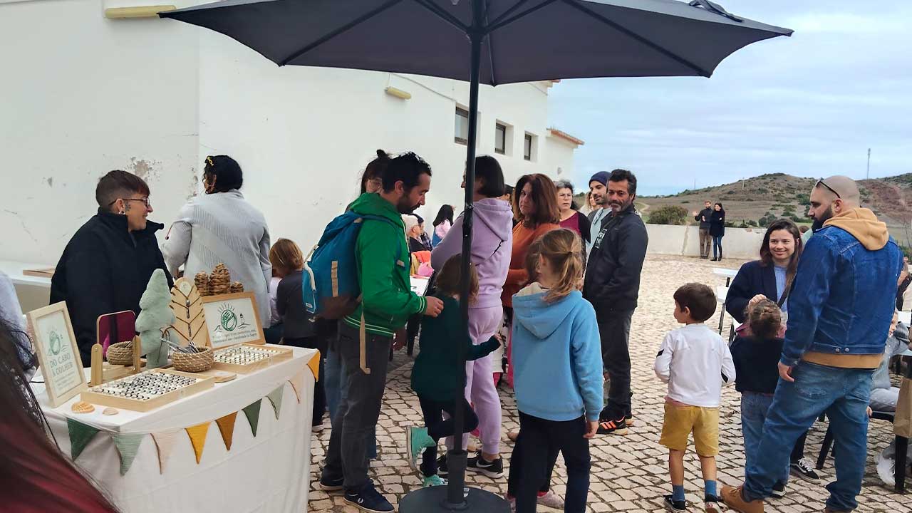 Mercadinhos de Natal em Budens e Burgau reforçam convívio comunitário, comércio local e compromisso da Junta de Freguesia de Budens.