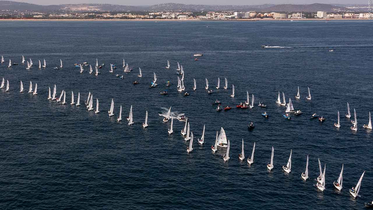 Vilamoura recebe os Mundiais da Juventude de Vela entre 12 e 20 de dezembro, com 424 atletas de 67 países, numa das maiores participações de sempre da prova.