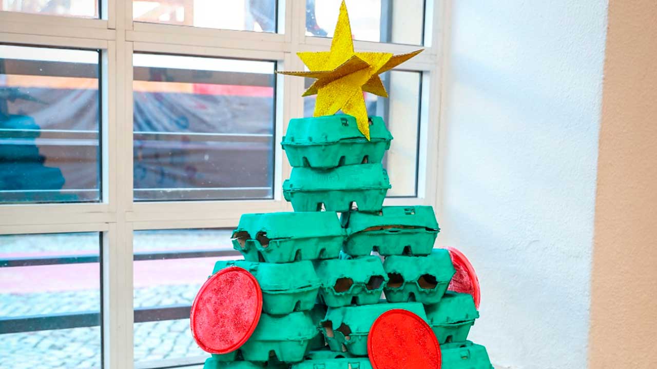 Galeria Pintor Samora Barros recebe obras do concurso «Um Natal Mais Ecológico em Albufeira», promovendo sustentabilidade e reutilização de materiais na quadra festiva.