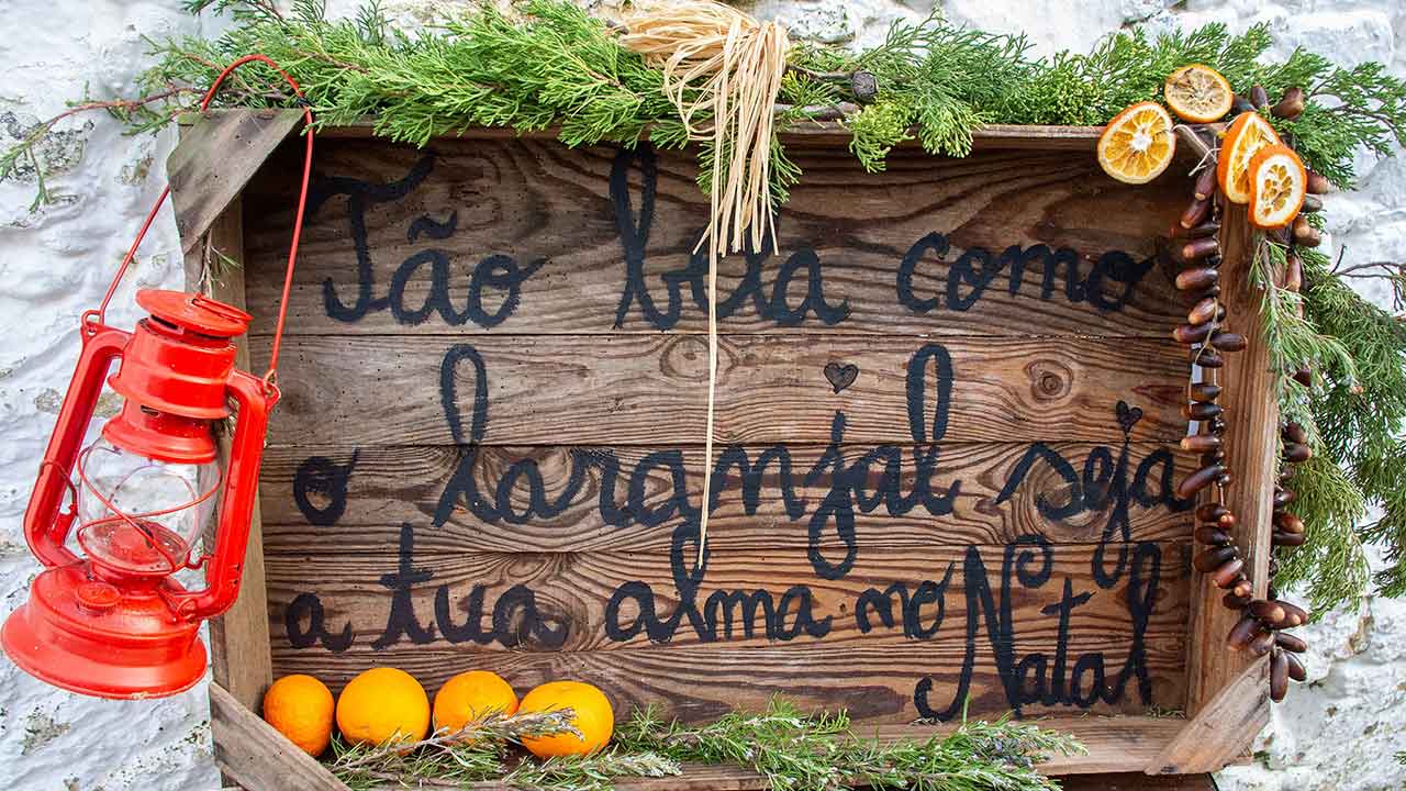 Na serra do Caldeirão, a comunidade de Parises mantém vivas as tradições do Natal algarvio, cruzando saberes antigos e sabores locais.