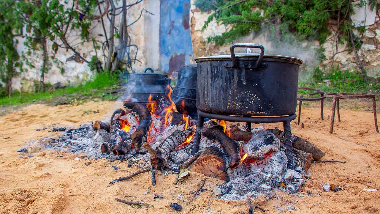 Na serra do Caldeirão, a comunidade de Parises mantém vivas as tradições do Natal algarvio, cruzando saberes antigos e sabores locais.