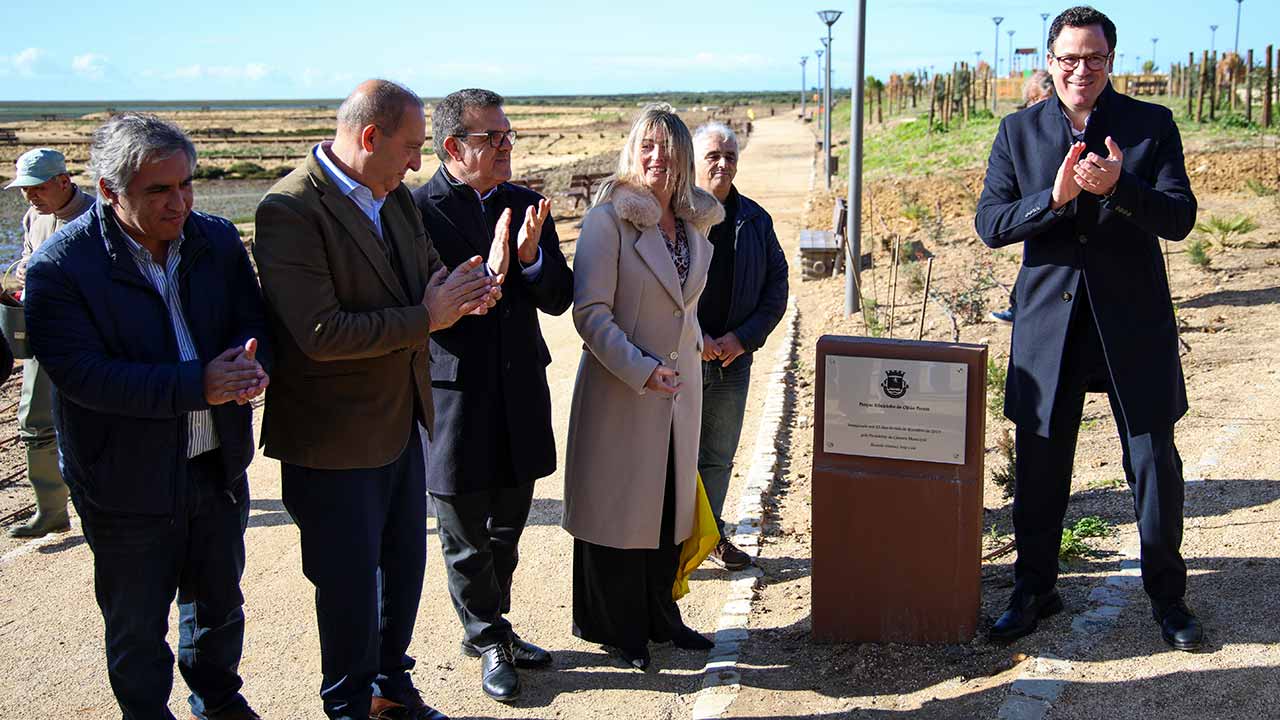 Parque Ribeirinho Olhão Poente e renaturalização das Tapadas criam novo espaço de fruição junto à Ria Formosa, com percursos pedonais e palco natural para eventos culturais.