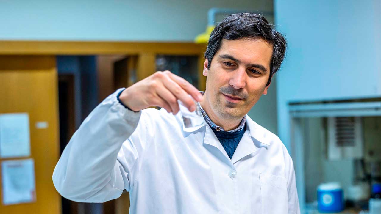 Investigador da UAlg Pedro Fonte recebe Prémio Investigador 2025 pelo contributo em nanotecnologia e avanços na saúde e educação científica.