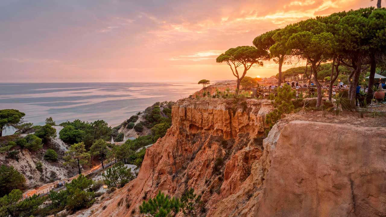Pine Cliffs Resort, em Albufeira, conquista 24 distinções, incluindo «Melhor Resort de Luxo da Europa» e «Melhor Hotel de Golfe de Portugal 2025».
