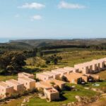 Praia do Canal Nature Retreat, hotel de cinco estrelas em Aljezur, integrado no Parque Natural da Costa Vicentina, prepara experiências de Natal e Ano Novo com gastronomia e bem-estar.