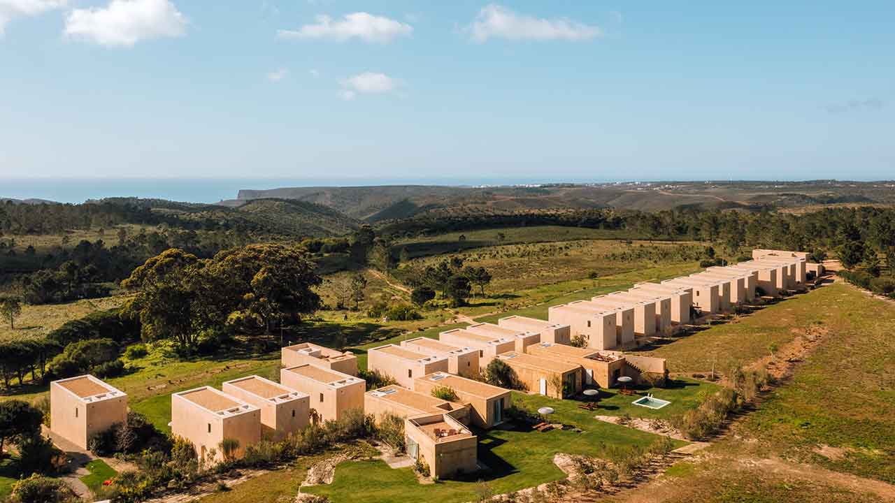 Praia do Canal Nature Retreat, hotel de cinco estrelas em Aljezur, integrado no Parque Natural da Costa Vicentina, prepara experiências de Natal e Ano Novo com gastronomia e bem-estar.