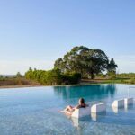 Praia do Canal Nature Retreat, hotel de cinco estrelas em Aljezur, integrado no Parque Natural da Costa Vicentina, prepara experiências de Natal e Ano Novo com gastronomia e bem-estar.