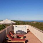 Praia do Canal Nature Retreat, hotel de cinco estrelas em Aljezur, integrado no Parque Natural da Costa Vicentina, prepara experiências de Natal e Ano Novo com gastronomia e bem-estar.