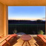 Praia do Canal Nature Retreat, hotel de cinco estrelas em Aljezur, integrado no Parque Natural da Costa Vicentina, prepara experiências de Natal e Ano Novo com gastronomia e bem-estar.