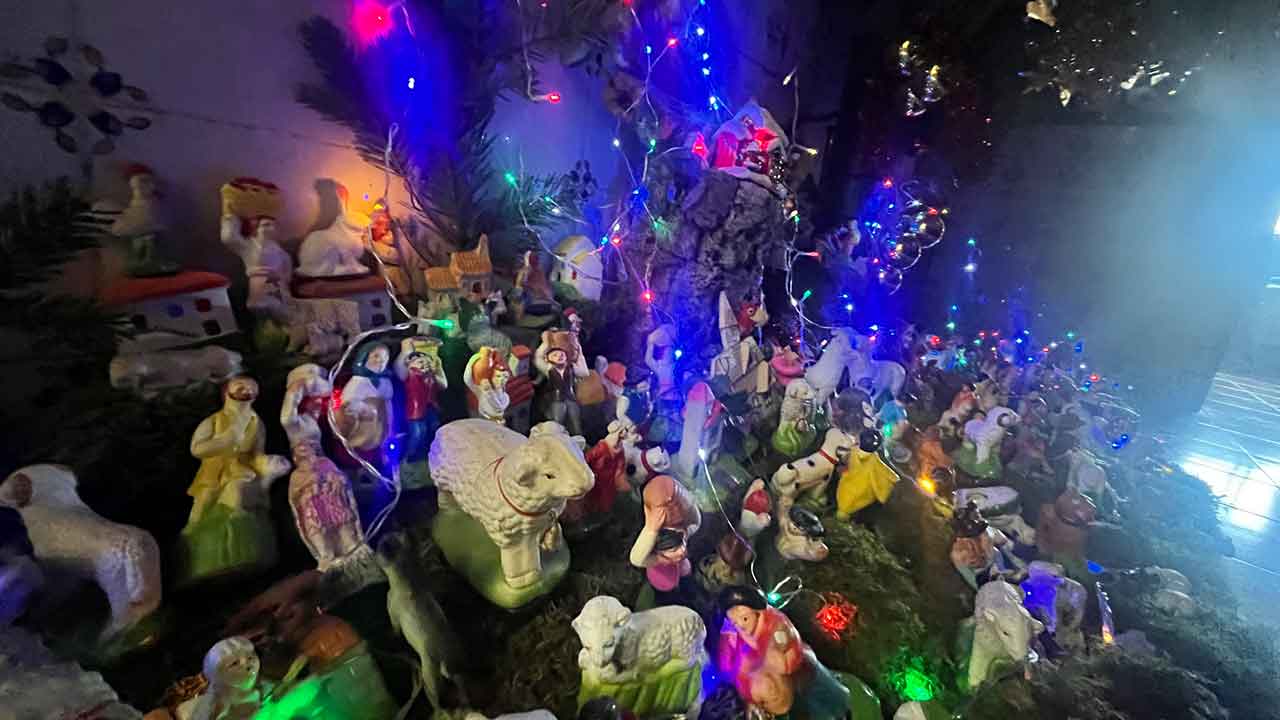 Há 73 anos que um presépio cresce no Bairro dos Três Bicos, em Portimão, mantendo viva uma tradição familiar construída figura a figura, Natal após Natal.