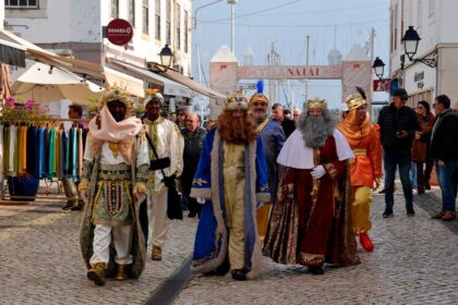 Vila Real de Santo António recebe os Reis Magos de Ayamonte a 4 de janeiro, reforçando a tradição transfronteiriça do Dia de Reis.