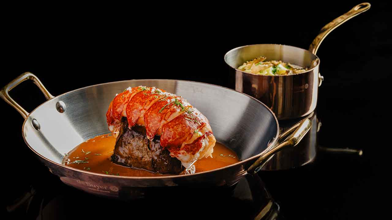 O restaurante Authentic, junto à Quinta do Lago, preparou menus especiais de Natal e Ano Novo, assinados pelo chef Ricardo Luz, para os dias 25, 26 e 31 de dezembro.