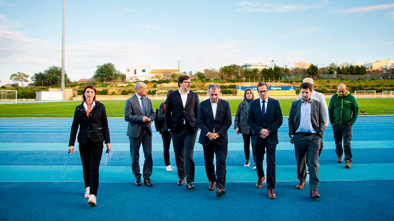 Pedro Dias conheceu Estádio, Pavilhão e Piscinas Municipais de Lagoa, destacando investimento local no desporto e cooperação institucional.