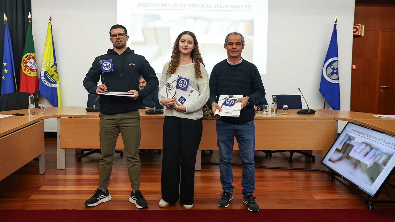 A Terras do Infante distinguiu os alunos premiados do Ensino Secundário, valorizando mérito escolar, esforço e incentivo ao prosseguimento dos estudos.