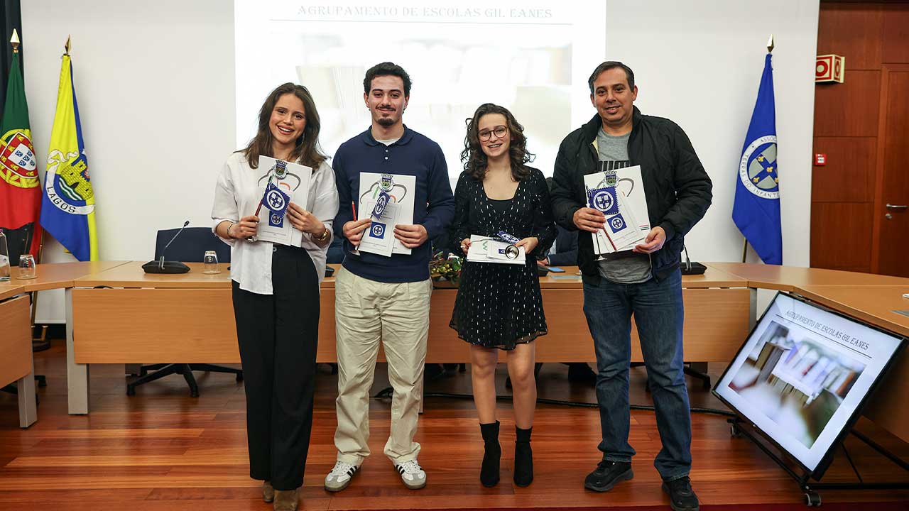 A Terras do Infante distinguiu os alunos premiados do Ensino Secundário, valorizando mérito escolar, esforço e incentivo ao prosseguimento dos estudos.