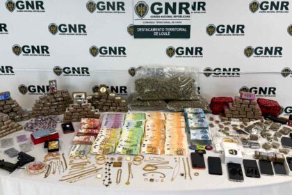 Seis pessoas foram detidas por tráfico de droga em Loulé, numa operação da GNR que resultou na apreensão de mais de 105 mil euros e várias drogas.